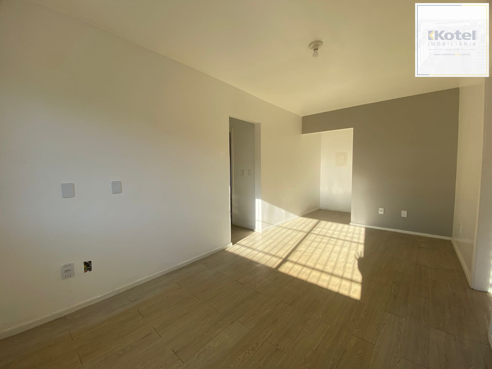 Apartamento 2 Dormitórios com Garagem Coberta à Venda no Bairro Teresópolis – Amplo, Arejado e de Frente, 67m2 — foto 3