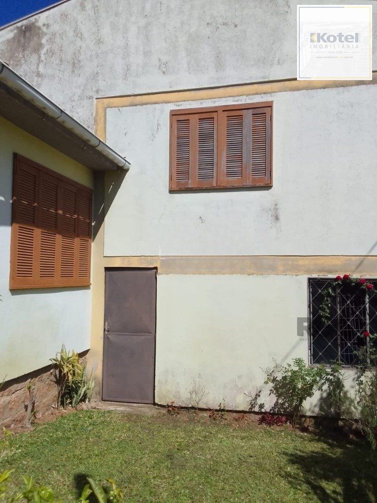 Casa de 4 quartos com 243,58m² no Bairro Lomba do Pinheiro — foto 2