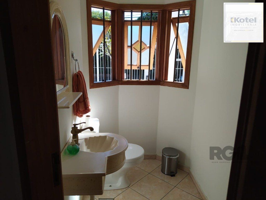 Casa 234m² - 3 dormitórios, 1 suíte e vaga para 6 carros no Jardim São Pedro