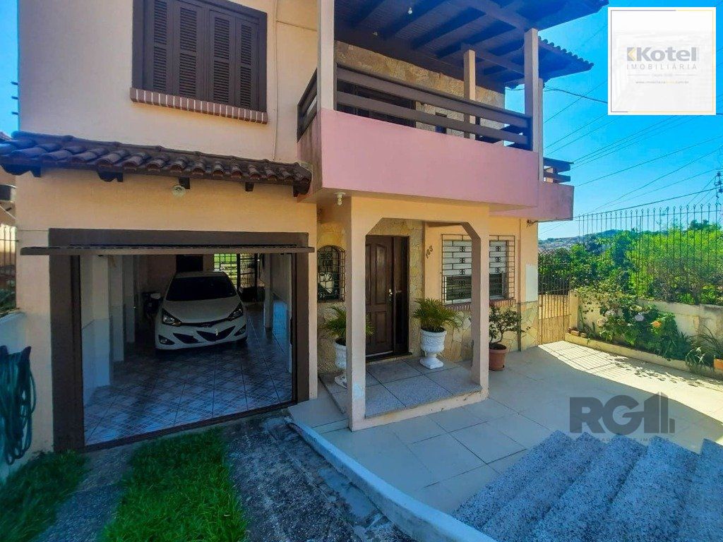 Excelente casa de 240m² com 4 dormitórios e 2 vagas.