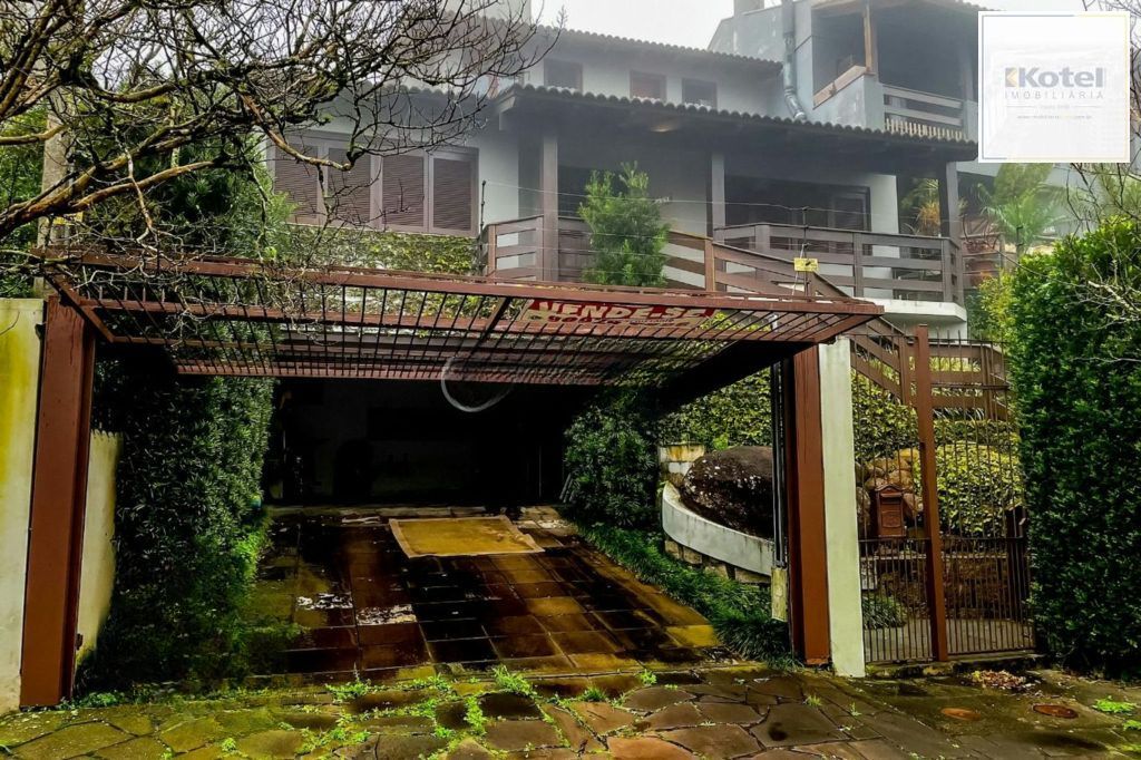 Casa de 3 dormitórios com piscina no bairro Teresópolis, em Porto Alegre.