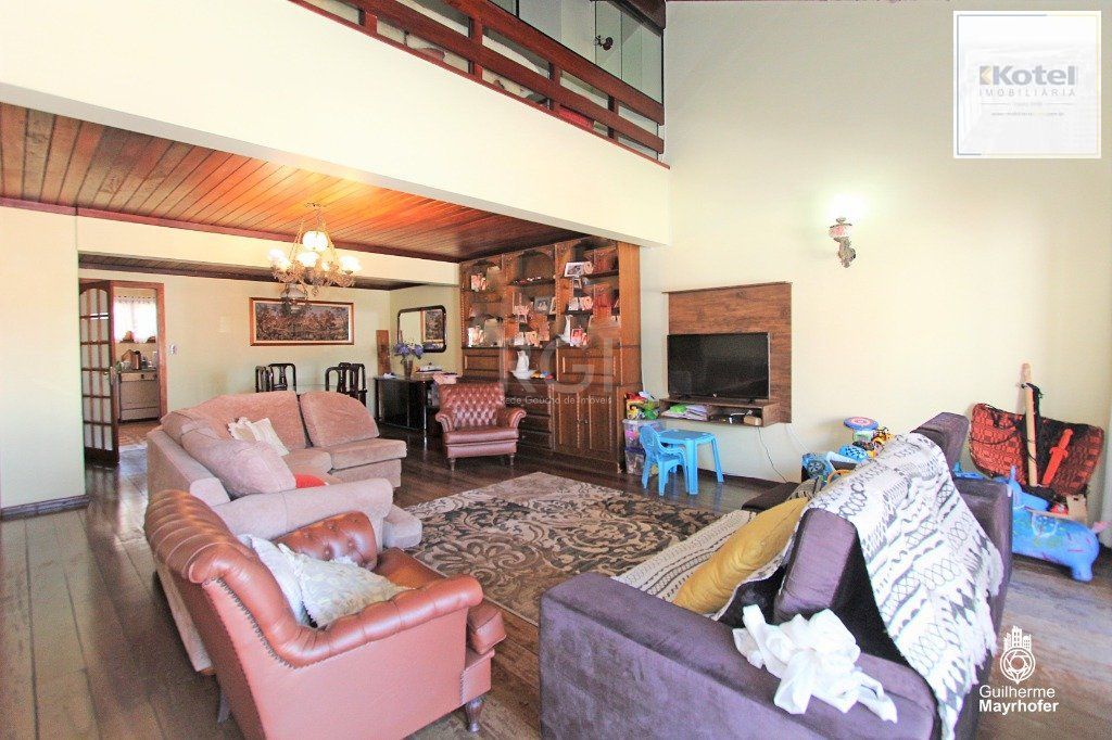 Casa para Venda - 326m², 3 dormitórios, sendo 3 suites, 4 vagas - Glória