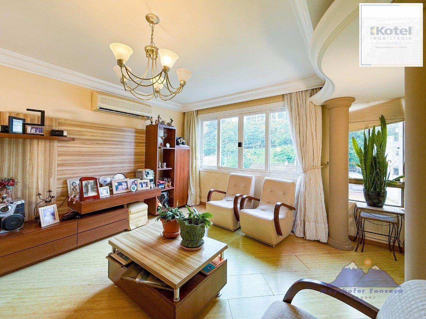 Apartamento de 2 dormitorios à venda em Passo da Areia, Porto Alegre.