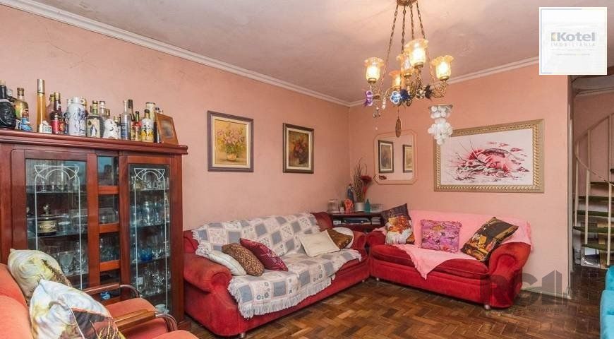 Casa 250m² - 5 dormitórios, 2 suítes e 4 vagas no bairro Santa Maria Goretti