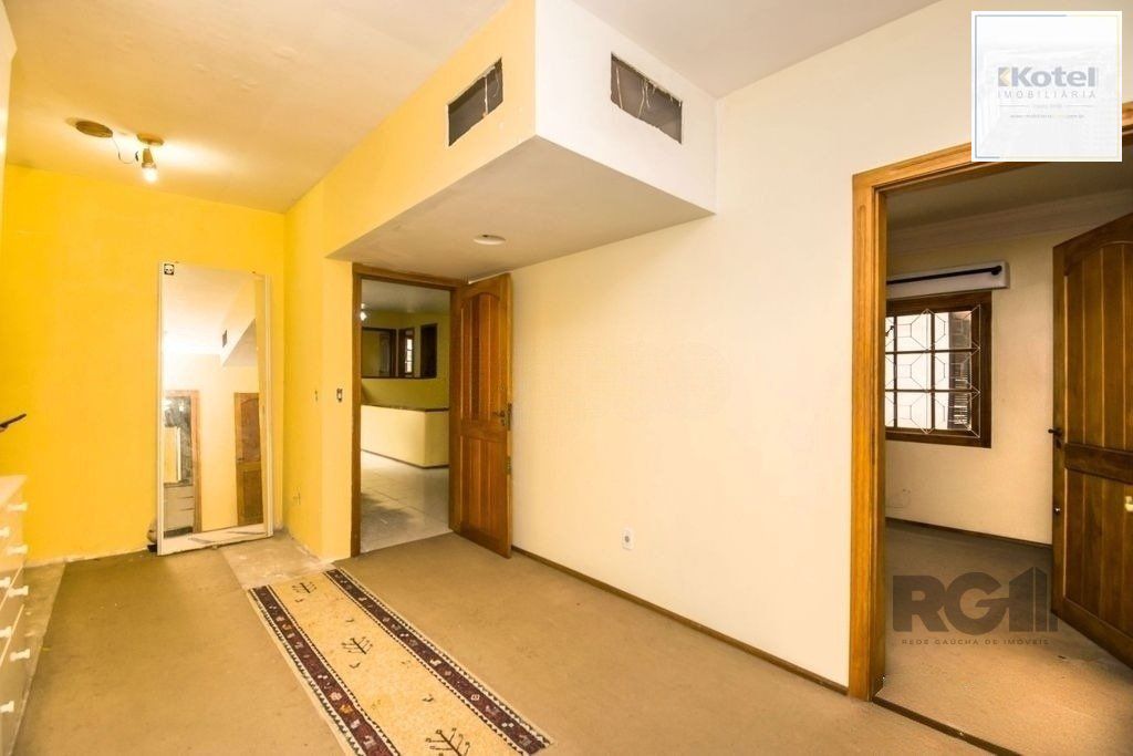 Excelente casa de 354m² com 5 dormitórios e 8 vagas.