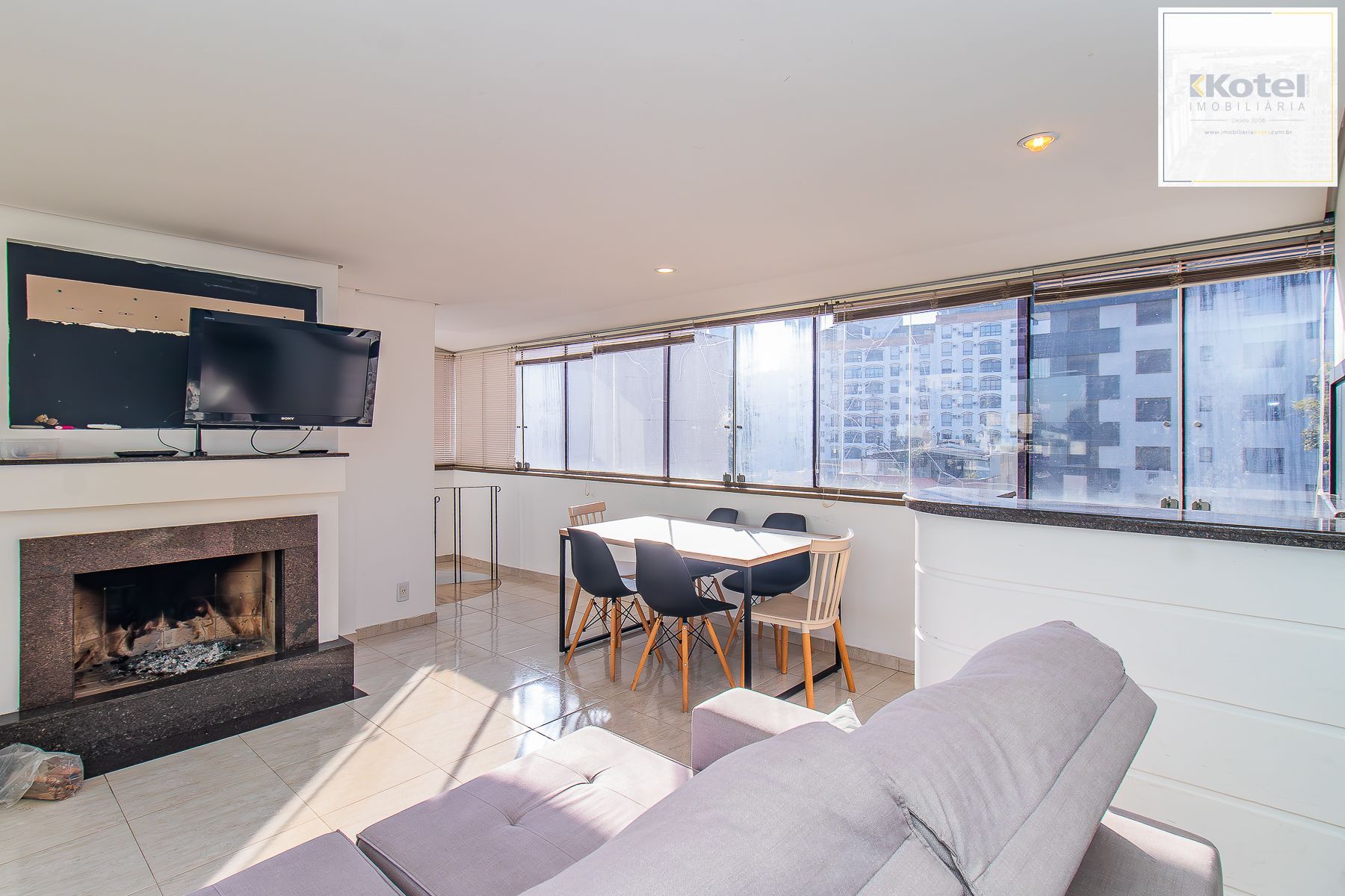 Amplo apartamento duplex com 2 dormitórios e 1 vaga de garagem.