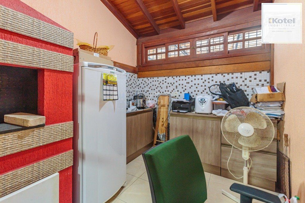 Casa 160m² - 3 dormitórios, 1 suíte, churrasqueira, terraço e 2 vagas de garagem no Guarujá