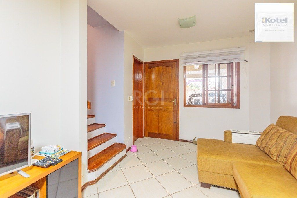 Casa 160m² - 3 dormitórios, 1 suíte, churrasqueira, terraço e 2 vagas de garagem no Guarujá