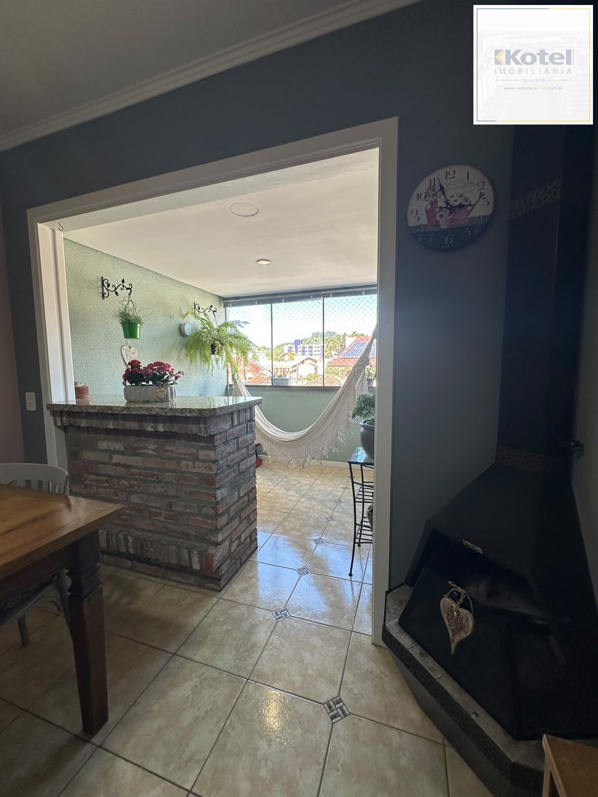 Apartamento de 2 dormitórios, com 1 vaga de garagem escriturada e coberta, no bairro Teresópolis.