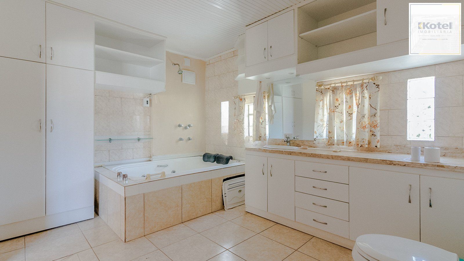 Excelente casa de 308 m² com 4 suítes e 4 vagas de garagem. — foto 3