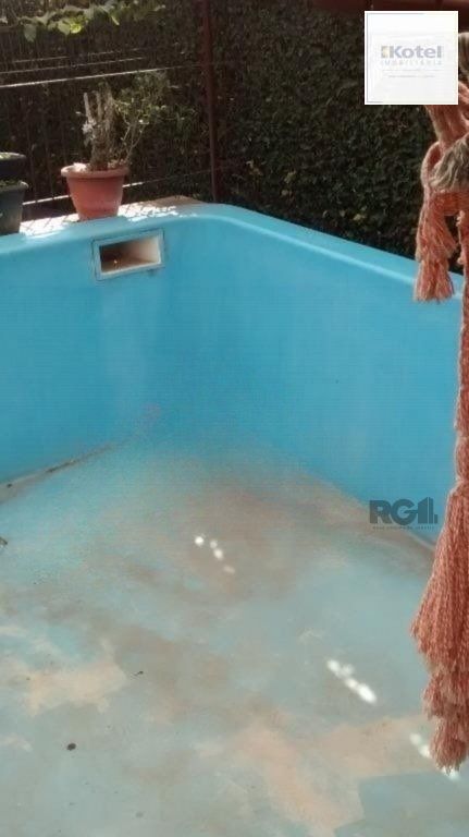 Casa com 3 dormitórios e amplo pátio com grama.
