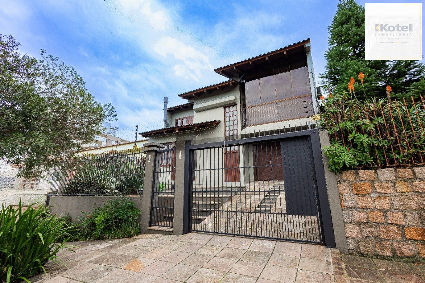 Casa de 4 dormitórios e 208m² à venda no Bairro Jardim Botânico, Porto Alegre.