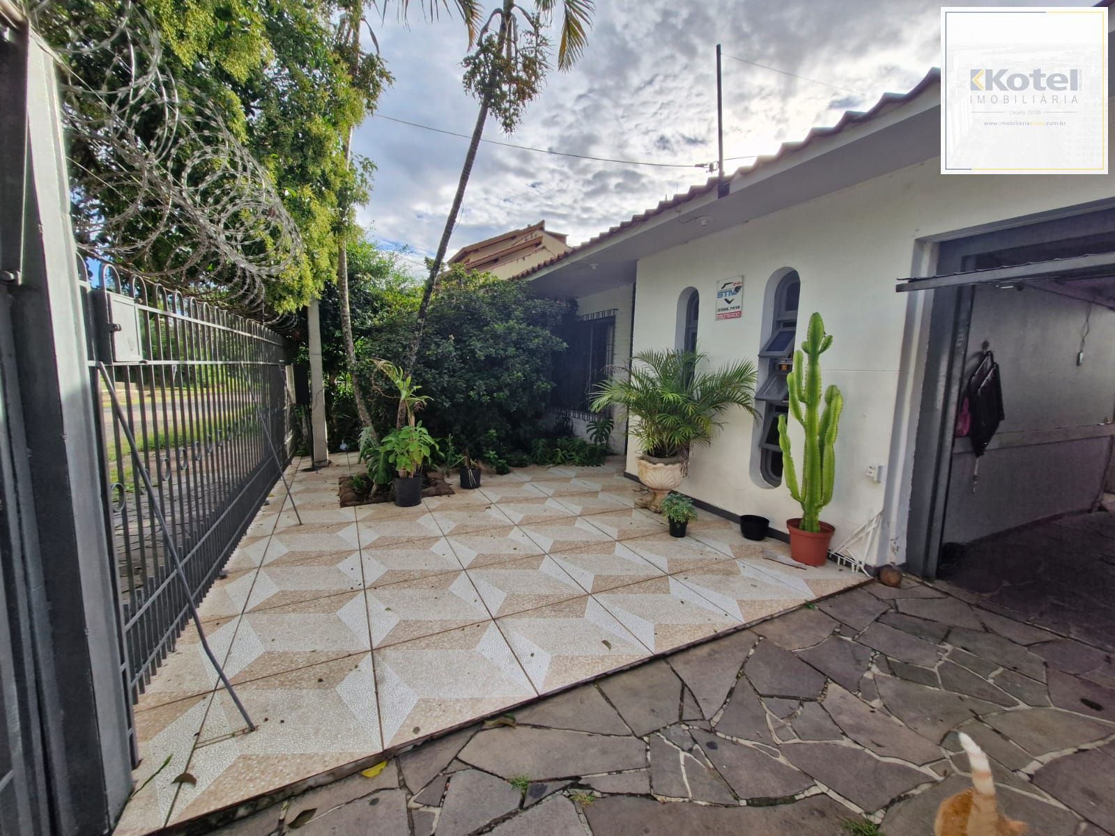 Casa com 3 dormitórios e edícula nos fundos no bairro Nonoai. — foto 2