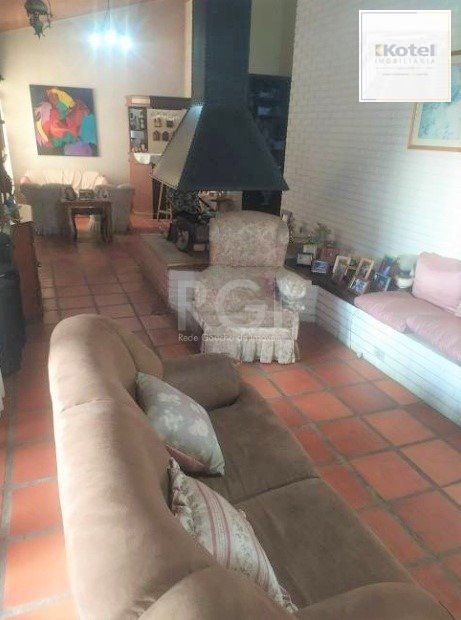 Casa com 03 dormitórios, churrasqueira, pátio com piscina e 5 vagas de garagem no bairro Menino Deus — foto 4