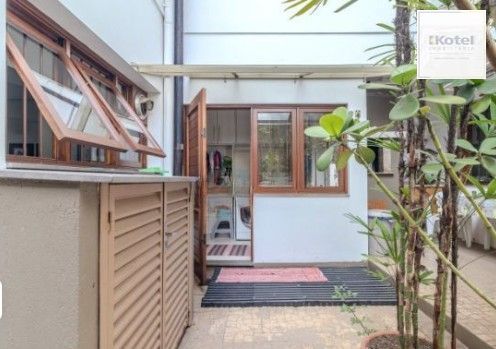 Casa com 4 dormitórios e 309m² à venda em Floresta, Porto Alegre.