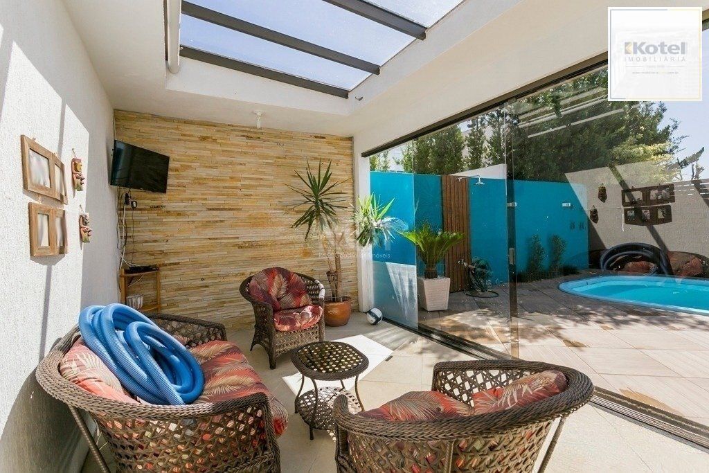 Excelente casa em condomínio com 3 suítes, piscina e 3 vagas de garagem — foto 2