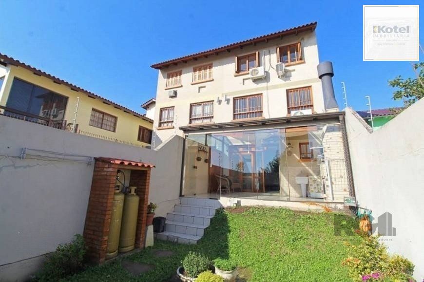 Ampla casa de 175 m² com 3 dormitórios e 3 vagas de garagem