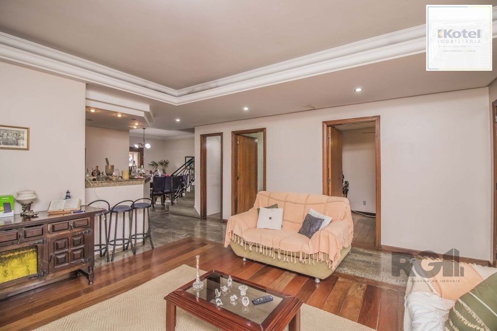 Casa de 329m² - 4 dormitórios, 1 suíte, 6 vagas no bairro Vila Jardim