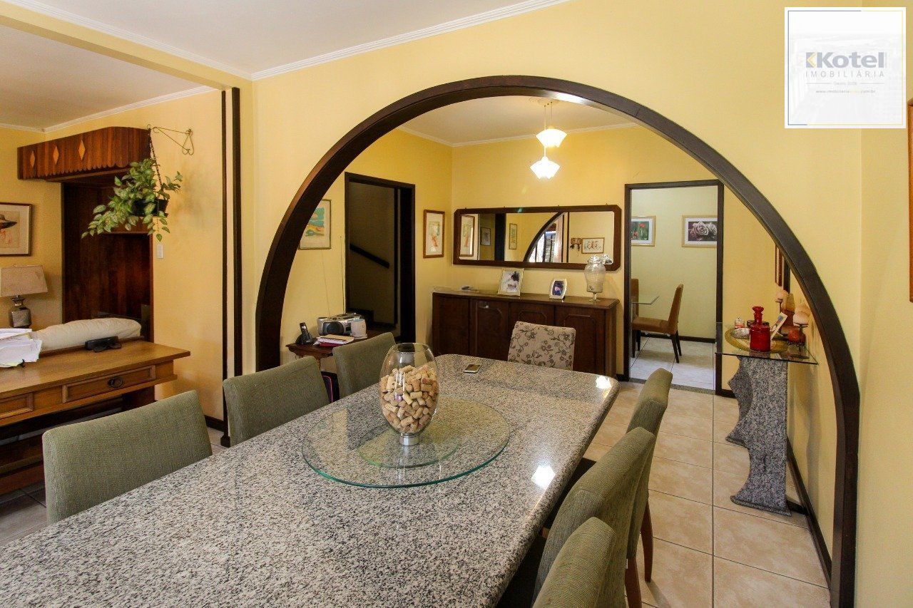 Casa com 6 dormitórios à Venda no Bairro Jardim Carvalho, Porto Alegre