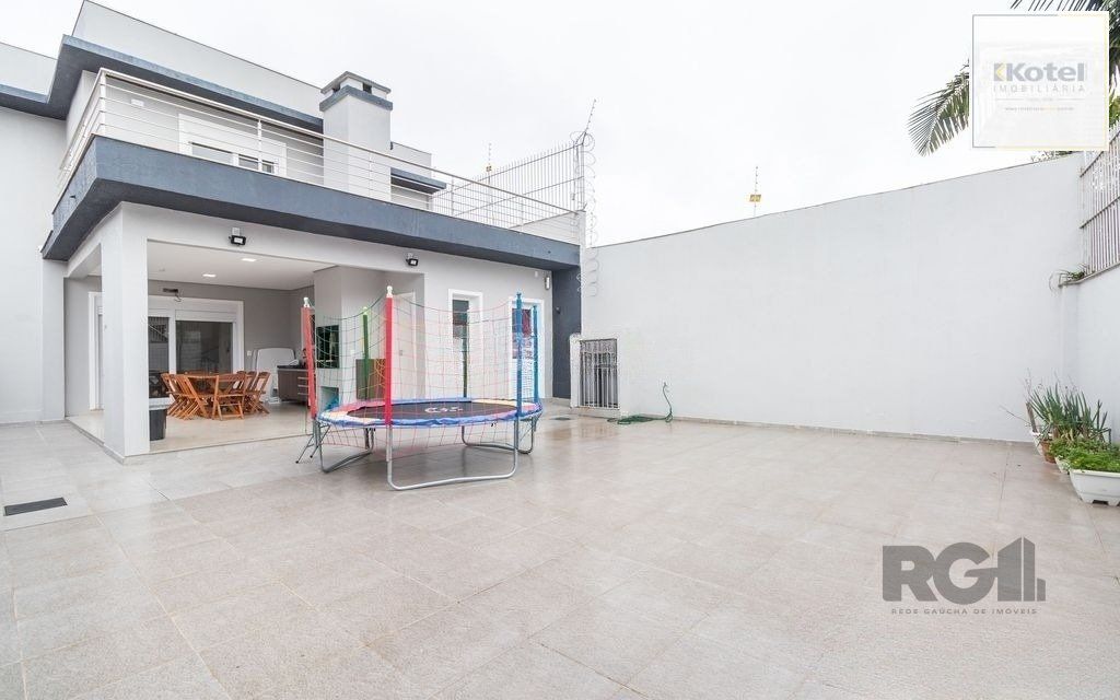 Excelente casa de 254m² com 4 dormitórios sendo 3 suítes.