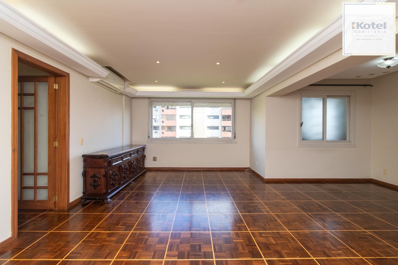 Apartamento de 03 dormitorios com suite e vaga coberta no bairro Menino Deus