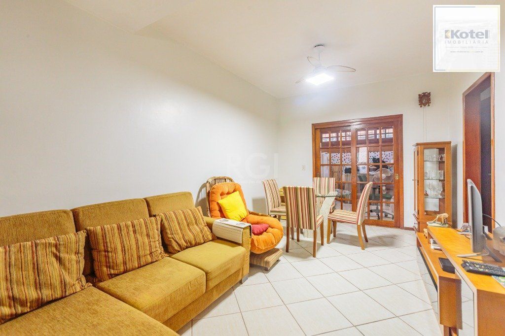 Casa 160m² - 3 dormitórios, 1 suíte, churrasqueira, terraço e 2 vagas de garagem no Guarujá
