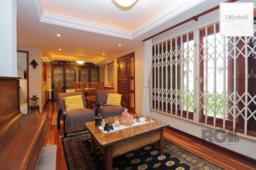 Casa de 275m² - 3 dormitórios e 3 vagas no bairro Coronel Aparício Borges