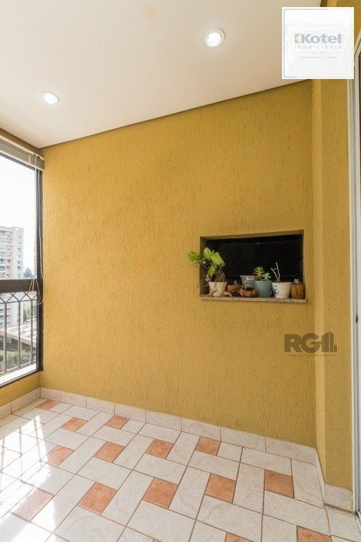 Apartamento 95m² - semi mobiliado, 3 dormitórios, 1 suíte e 2 vagas no bairro Passo da Areia