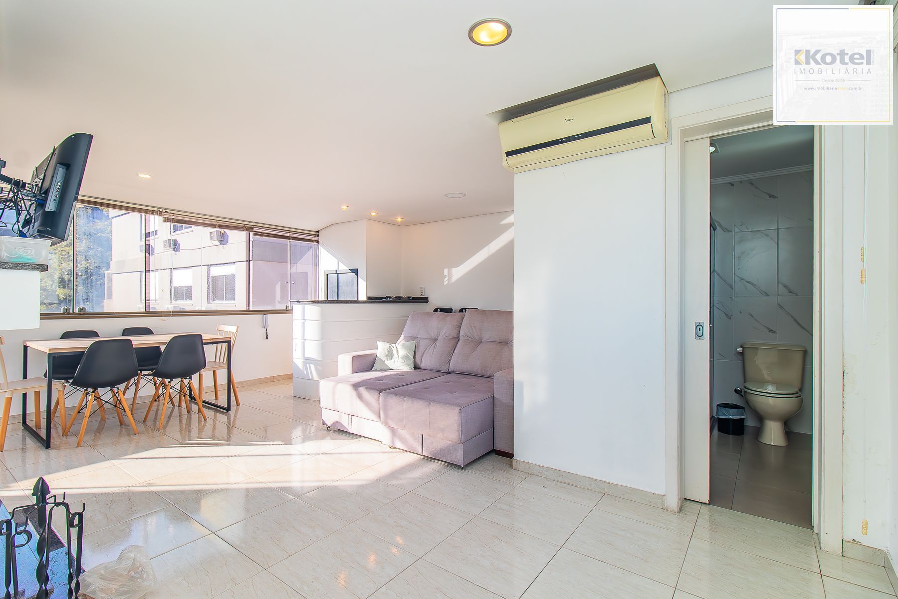Amplo apartamento duplex com 2 dormitórios e 1 vaga de garagem.