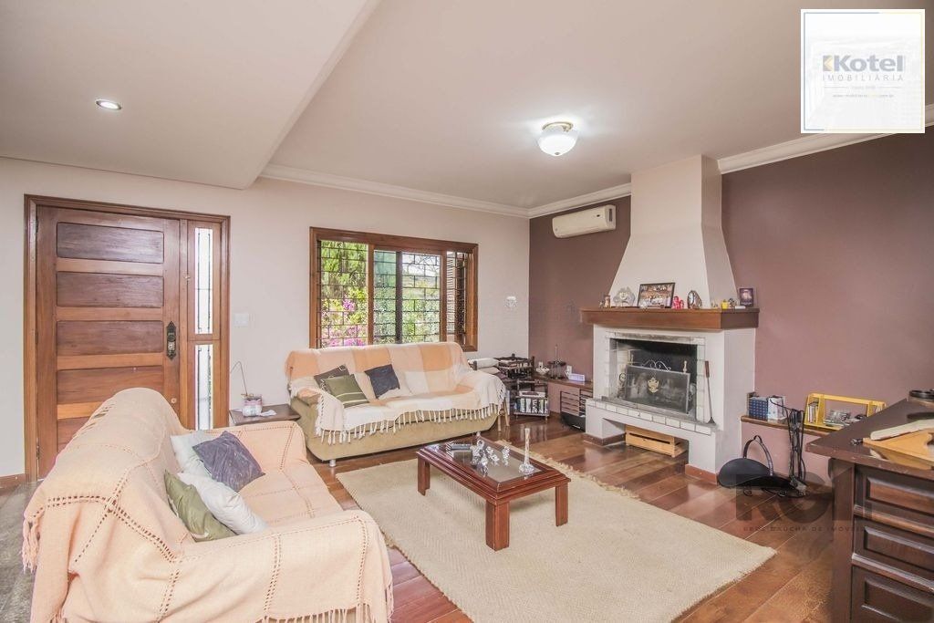 Casa de 329m² - 4 dormitórios, 1 suíte, 6 vagas no bairro Vila Jardim