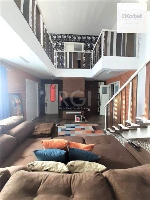 Casa com 233m², 2 dormitórios sendo 1 suíte, living com lareira, espaço gourmet com churrasqueira, pátio e 2 vagas de garagem no bairro Sarandi — foto 2