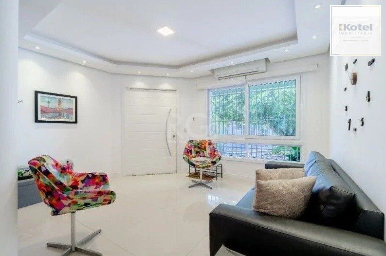Casa com 03 dormitórios, 01 suíte, pátio, terraço com churrasqueira e vaga de garagem para 03 carros no bairro Ipanema — foto 4