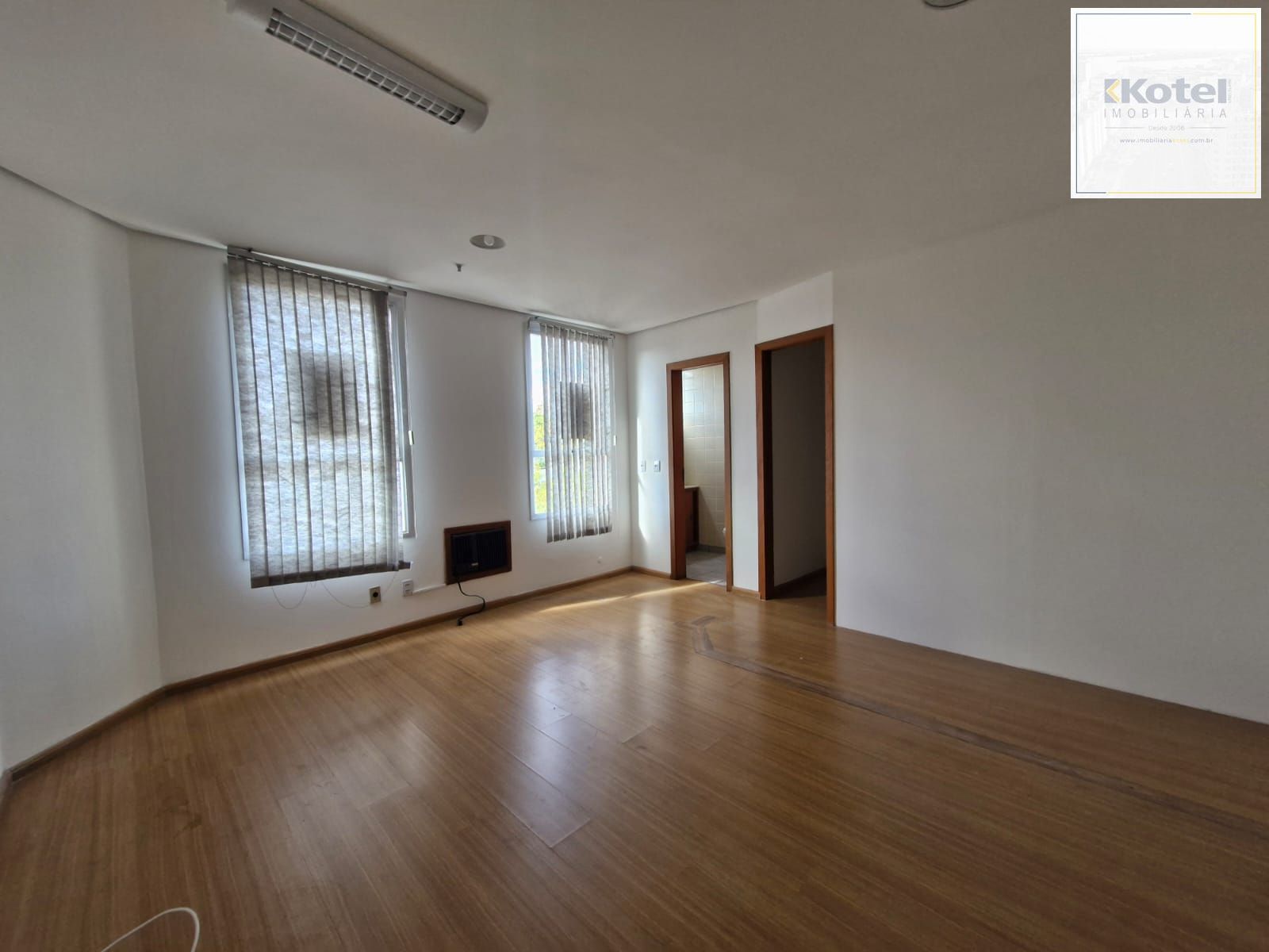 Sala comercial em prédio com elevador, no bairro Teresópolis. — foto 2