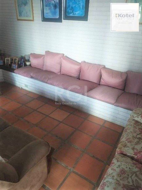 Casa com 03 dormitórios, churrasqueira, pátio com piscina e 5 vagas de garagem no bairro Menino Deus — foto 5