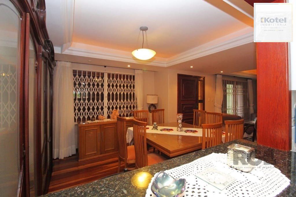 Casa de 275m² - 3 dormitórios e 3 vagas no bairro Coronel Aparício Borges