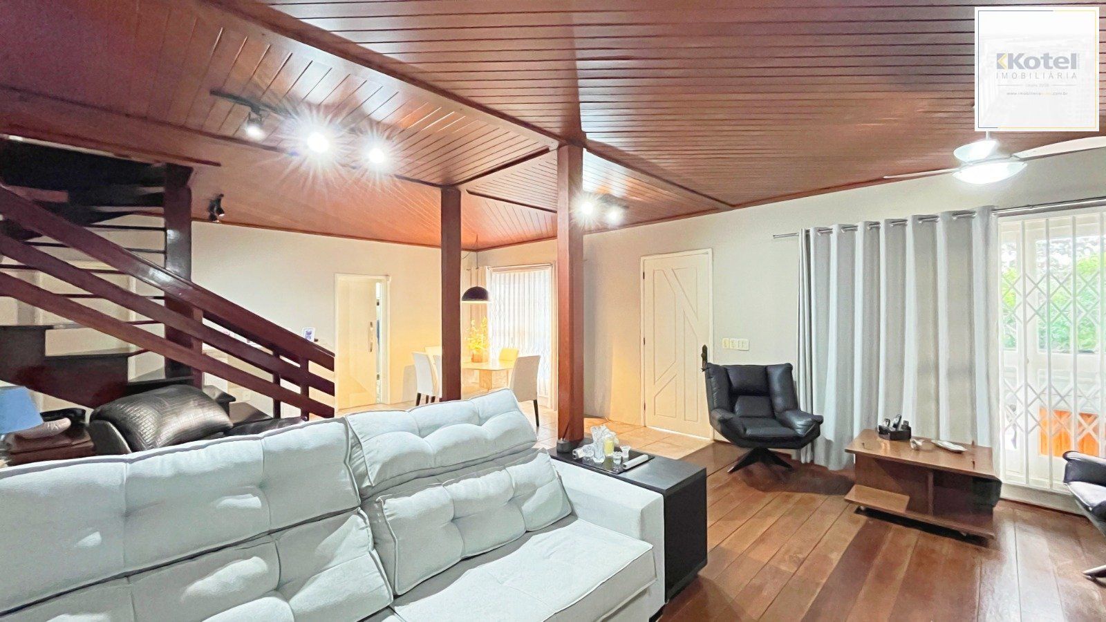 Casa de 5 dormitorios, á venda no bairro Vila Nova, Porto Alegre
