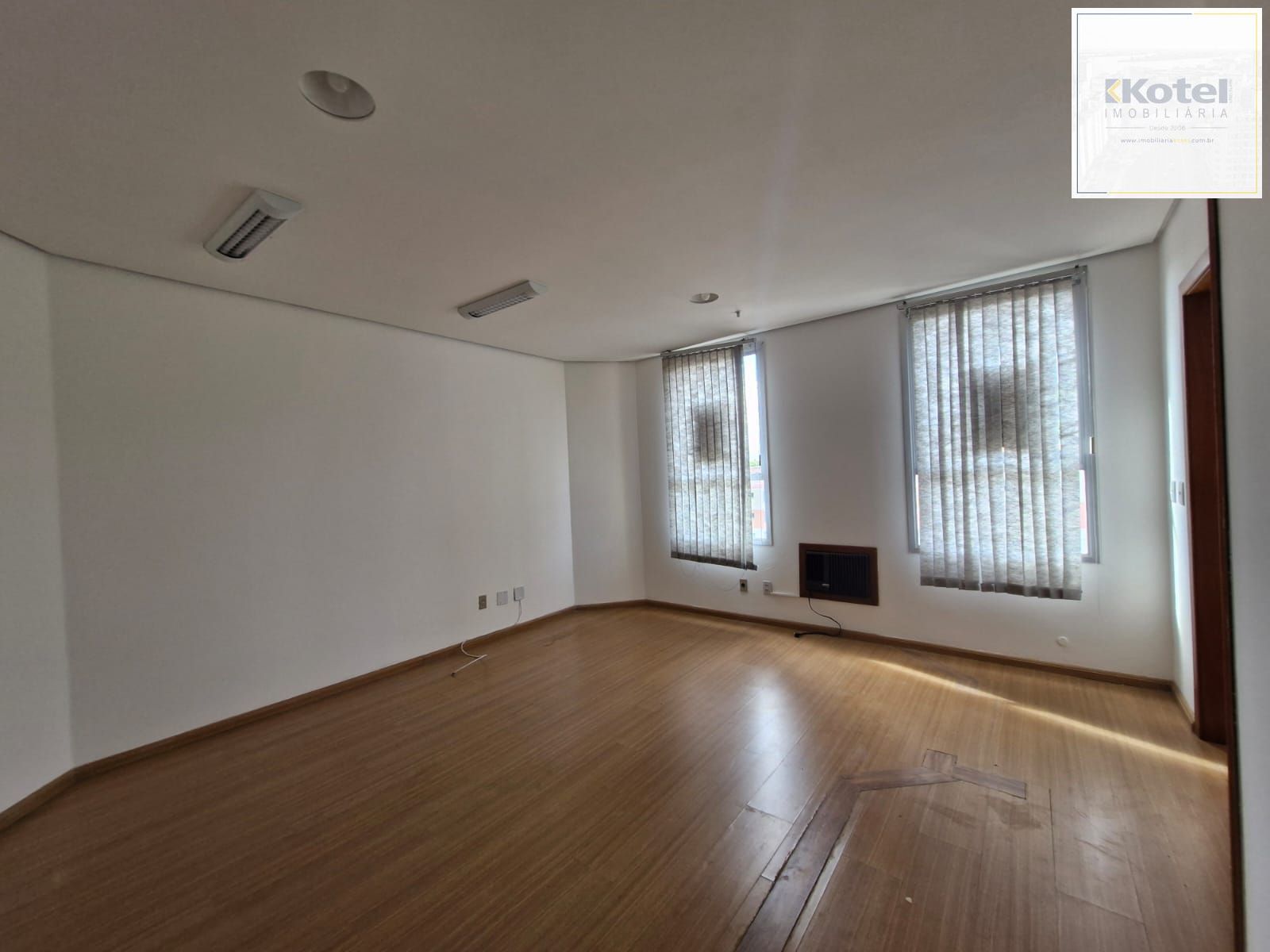 Sala comercial em prédio com elevador, no bairro Teresópolis. — foto 4