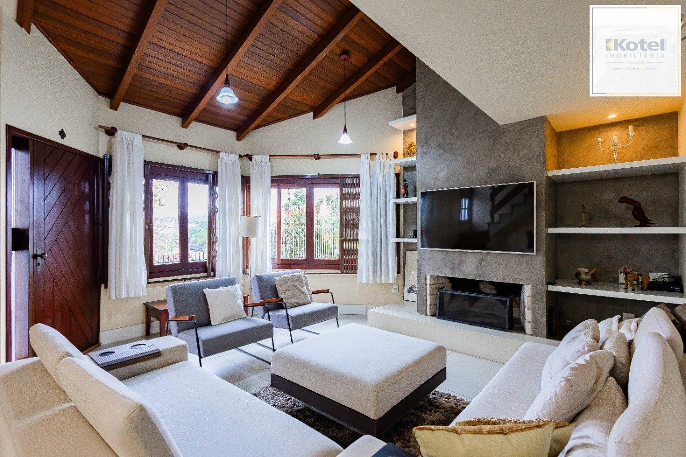 Casa de 4 dormitórios e 208m² à venda no Bairro Jardim Botânico, Porto Alegre.
