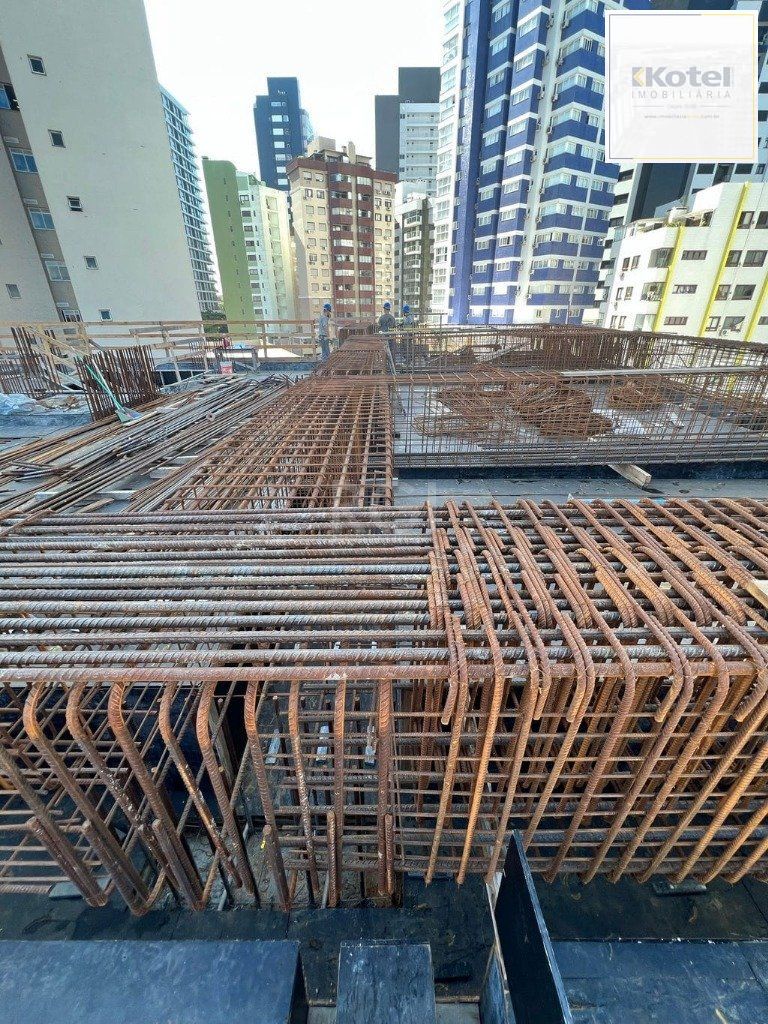 Apartamento para Venda - 92.82m², 2 dormitórios, sendo 2 suites, 1 vaga - Centro
