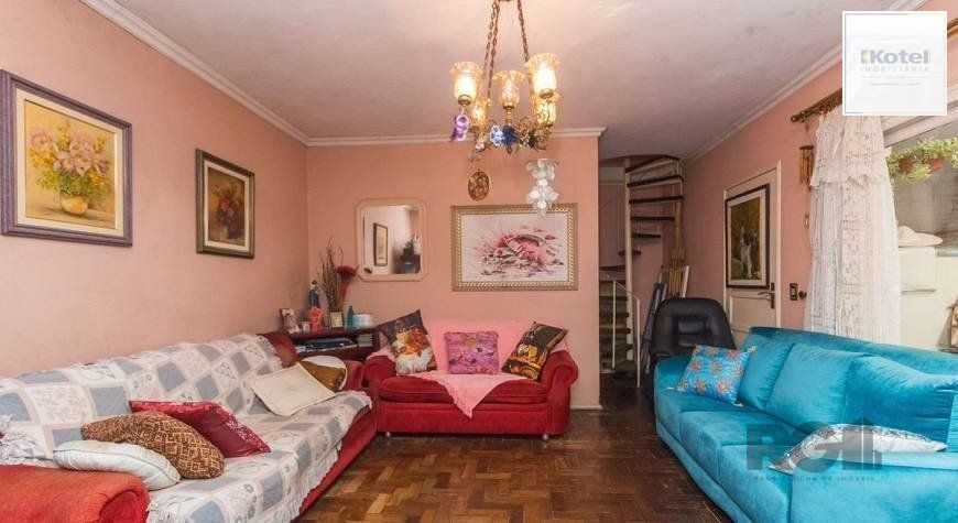 Casa 250m² - 5 dormitórios, 2 suítes e 4 vagas no bairro Santa Maria Goretti