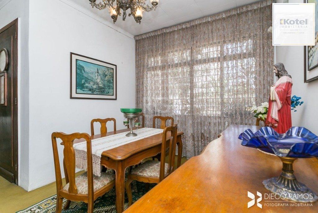 Casa para Venda - 198m², 3 dormitórios, sendo 1 suites, 4 vagas - Petrópolis — foto 2