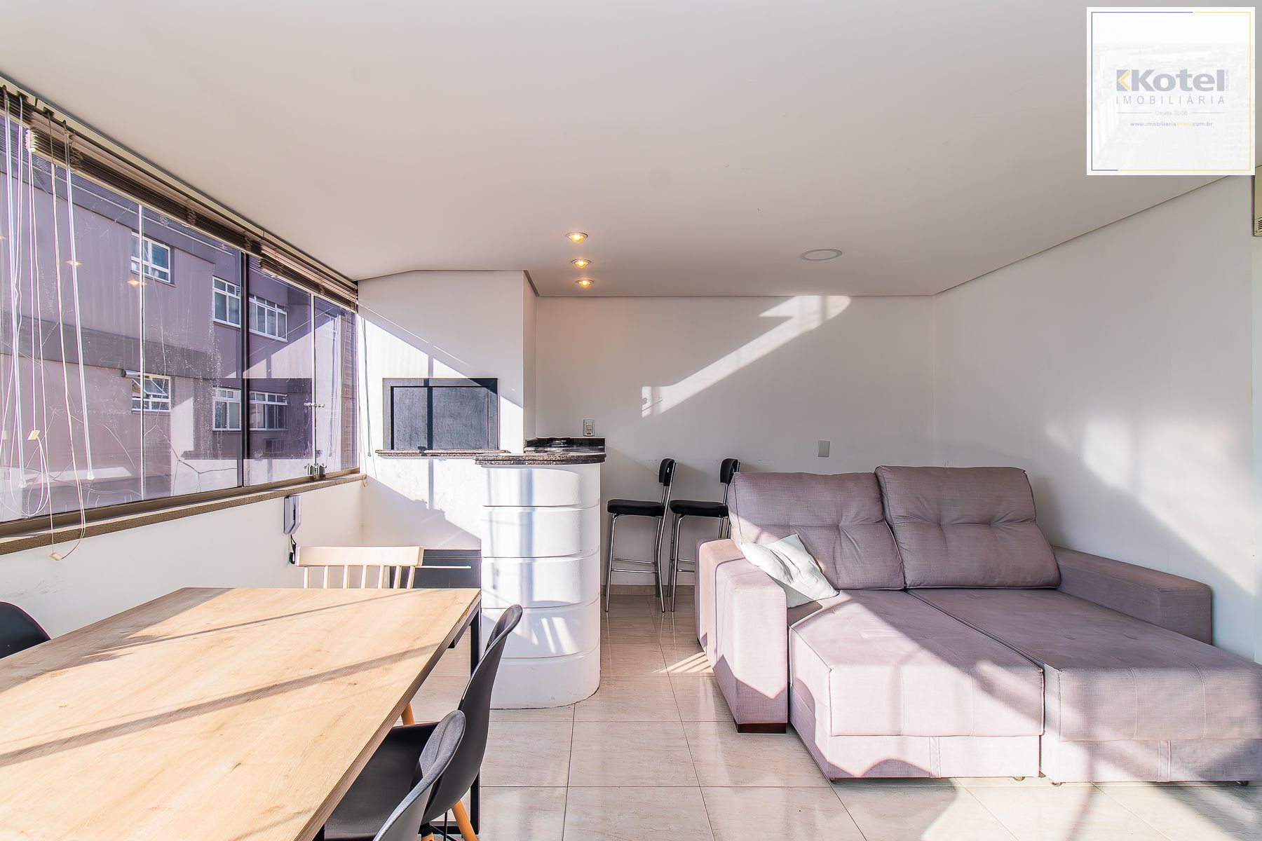Amplo apartamento duplex com 2 dormitórios e 1 vaga de garagem.