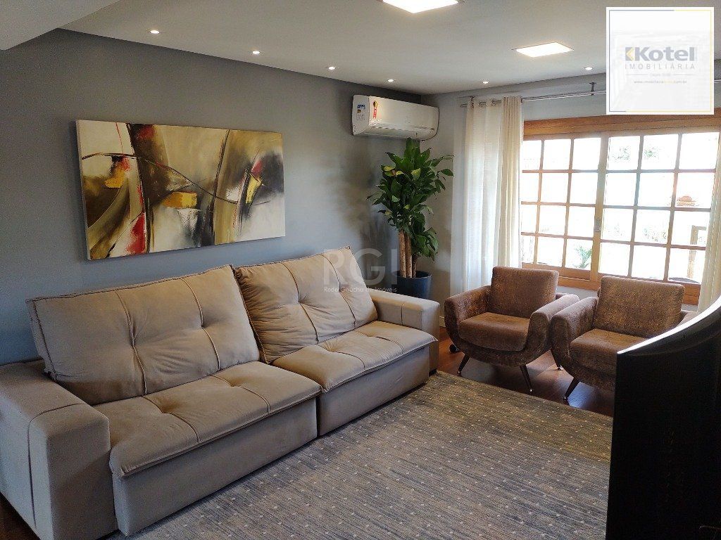Excelente casa com 03 suíte, espaço gourmet com churrasqueira, living com lareira, pátio com piscina e garagem para 02 carros no bairro Espírito Santo