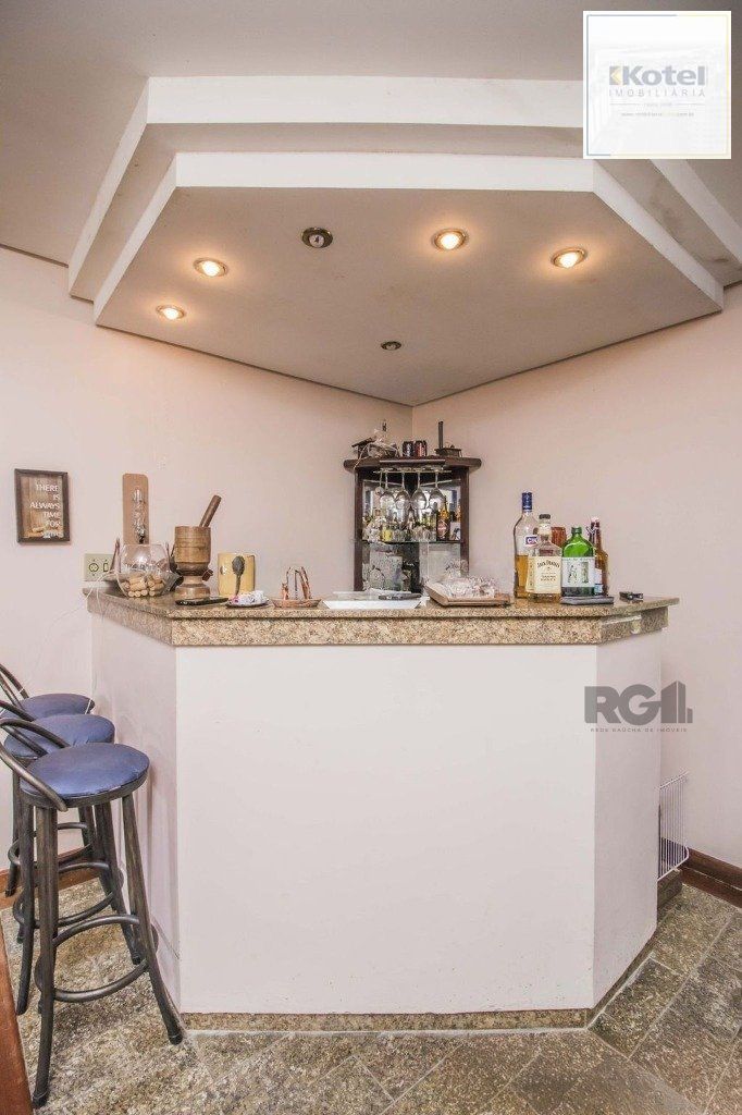 Casa de 329m² - 4 dormitórios, 1 suíte, 6 vagas no bairro Vila Jardim