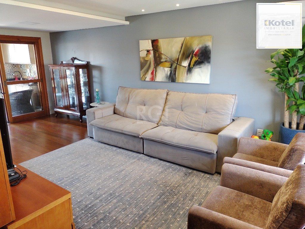Excelente casa com 03 suíte, espaço gourmet com churrasqueira, living com lareira, pátio com piscina e garagem para 02 carros no bairro Espírito Santo