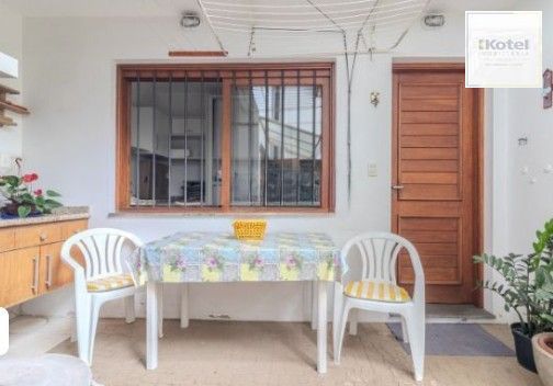 Casa com 4 dormitórios e 309m² à venda em Floresta, Porto Alegre.