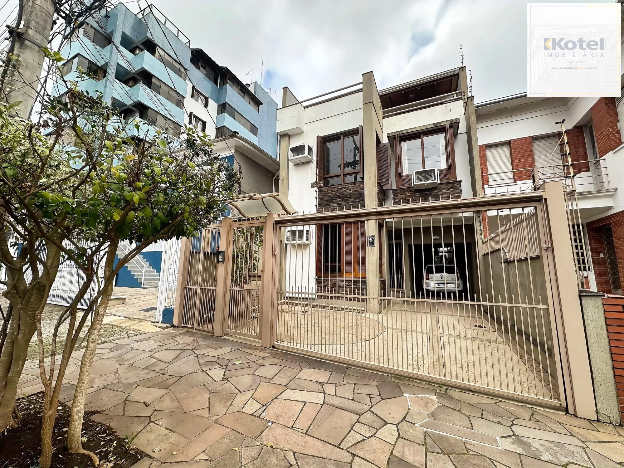 Casa com 4 dormitórios e 309m² à venda em Floresta, Porto Alegre.