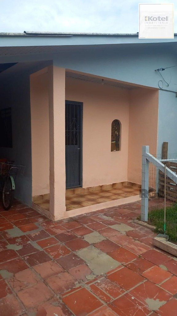 Casa de 2 dormitórios no bairro Rubem Berta