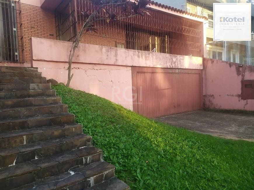 Casa com 03 dormitórios, churrasqueira, pátio com piscina e 5 vagas de garagem no bairro Menino Deus — foto 3