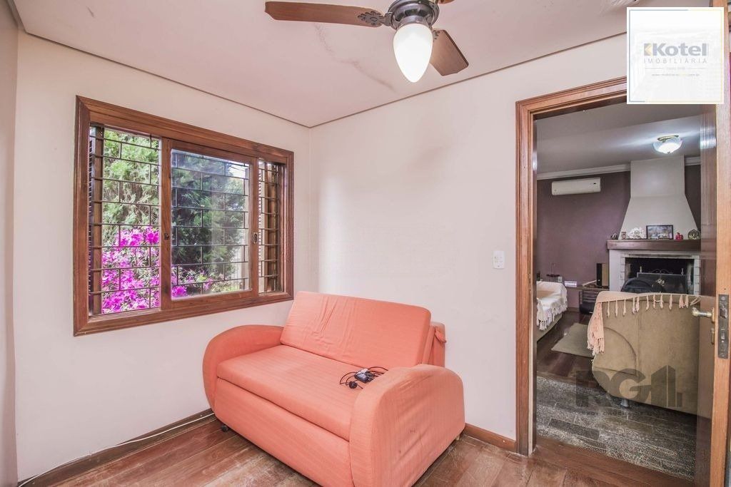 Casa de 329m² - 4 dormitórios, 1 suíte, 6 vagas no bairro Vila Jardim